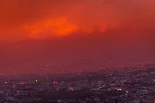 Mravince: Pogled na Split i zalazak sunca iza tmurnih oblaka