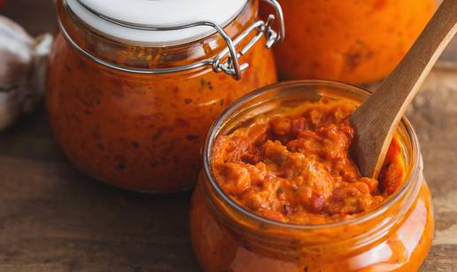 Recept za odličan makedonski ajvar u koji idu i ljute papričice