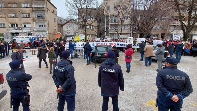 Medical workers protest collective bargaining deal delay in Mostar