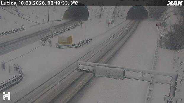 FOTO Snijeg zatrpao autocestu Zagreb - Rijeka: U Delnicama zaustavljaju vozače bez opreme