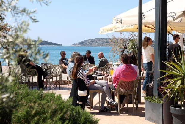 Brodarica: Sun?an dan za ugodna druženja i sun?anja na Rezalištu