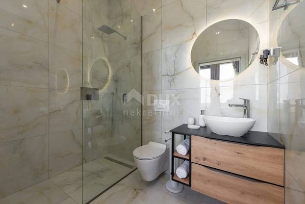 Pogodite koliko košta: Dvojna vila u blizini Novalje ima bazene, roštilj i teniski teren...