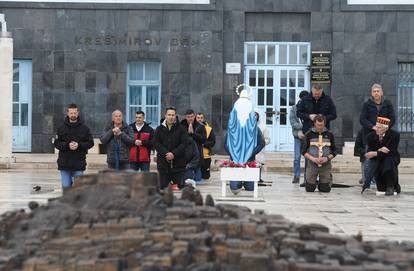 Šibenik: Muškarci u molitvi krunice na Trgu Krešimirova doma