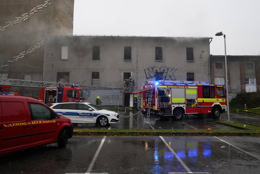 Zagreb: Vatrogasci gase požar na zgradi Paromlina