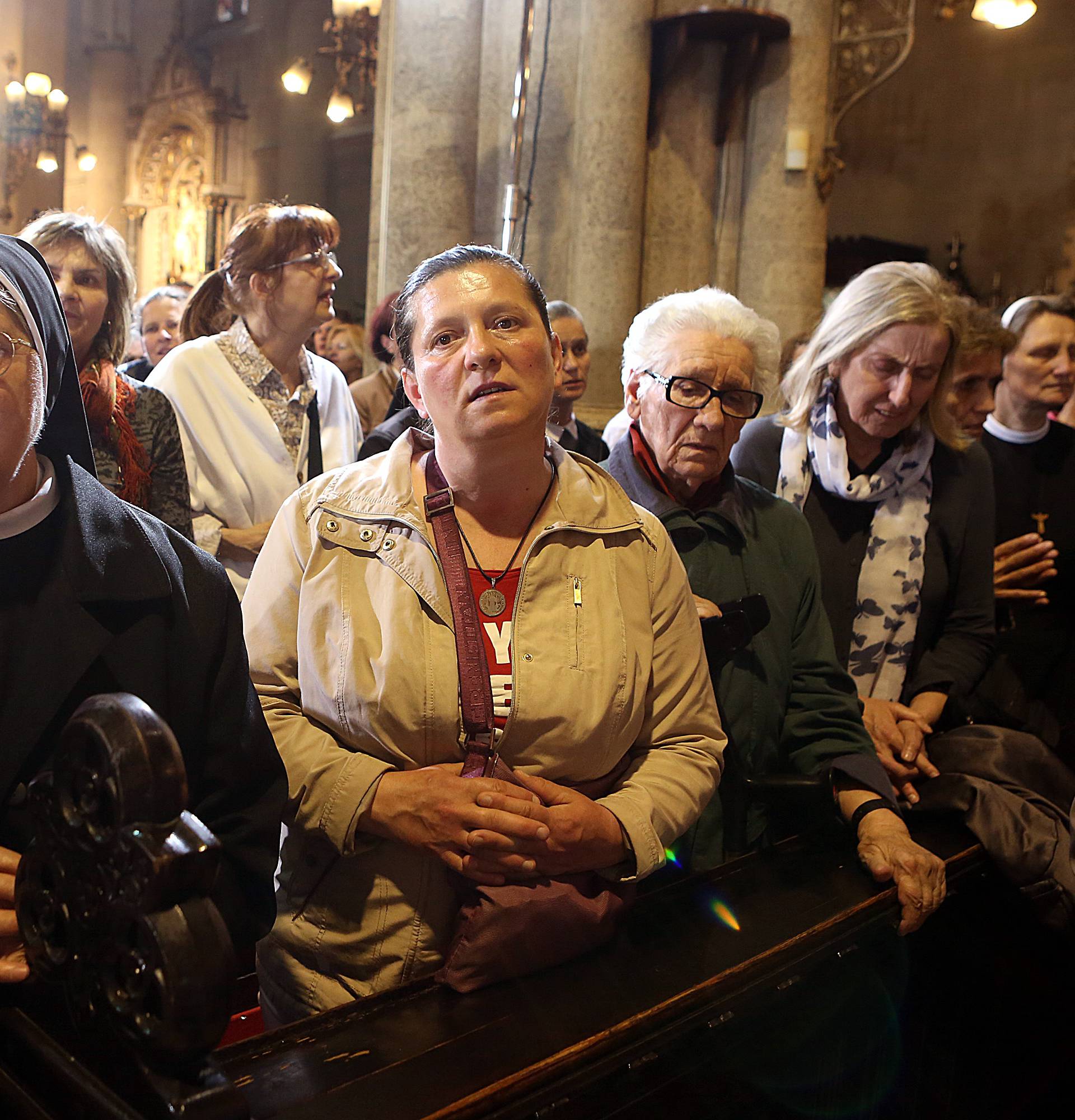 Dugačak red: Svi žele dodirnuti tijelo Sv. Leopolda Mandića