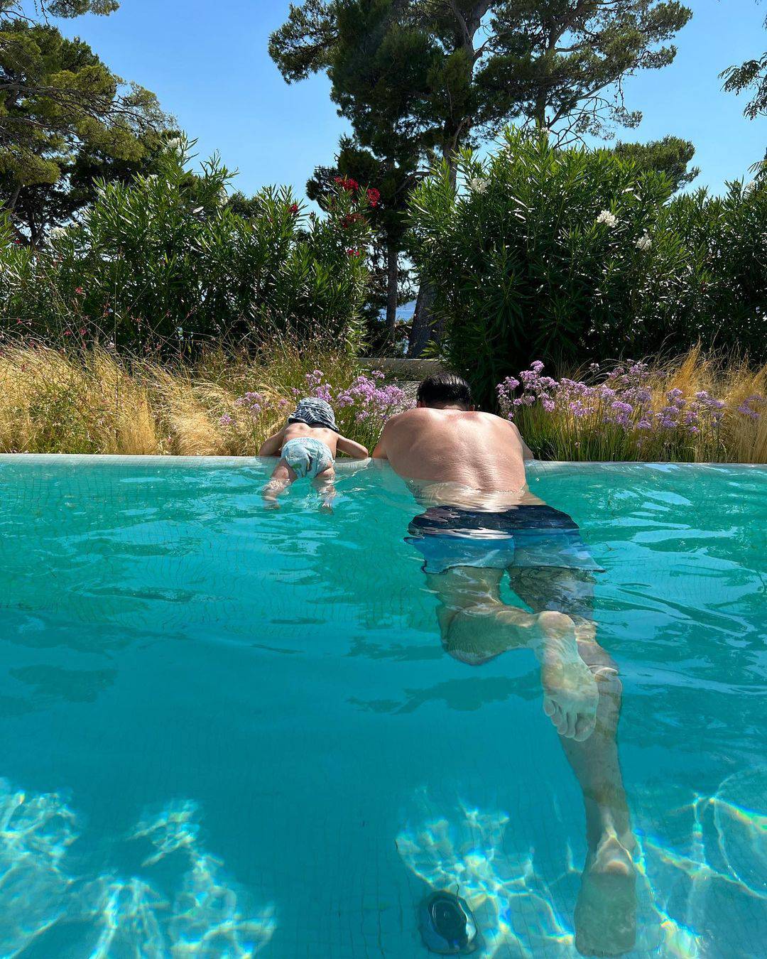 Ivan Šarić i sin Oliver u istoj pozi na bazenu: 'Moja puzzla'