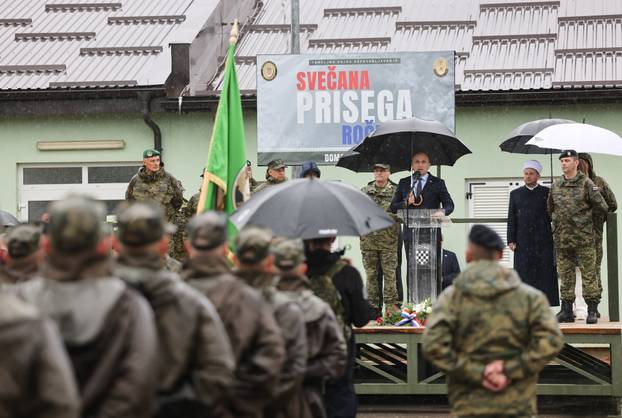 FOTO Suze i zagrljaji u Požegi: 900 novih ročnika položilo prisegu, među njima i 53 žene