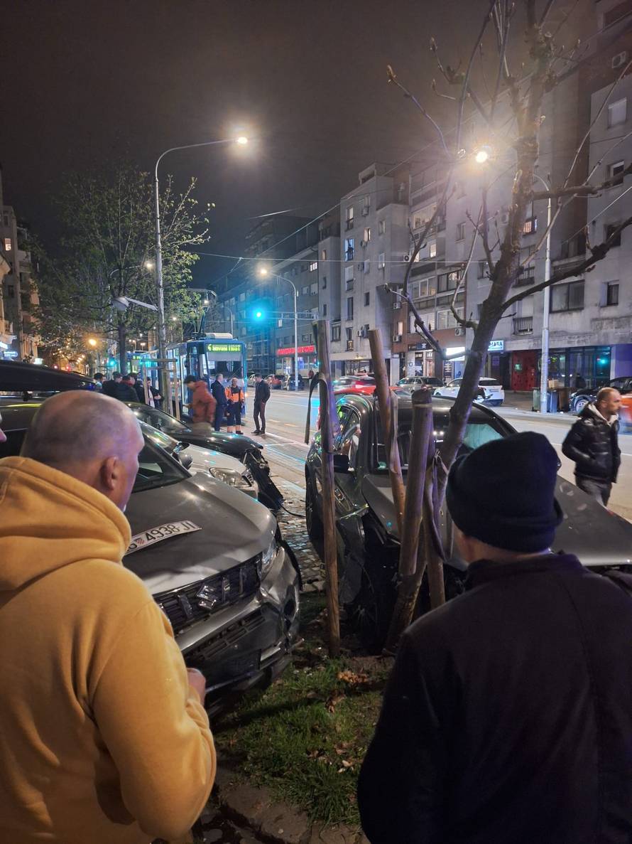 VIDEO: KRŠ I LOM U ZAGREBU Pet automobila oštećeno je u sudaru. 'Udarac je bio jak'