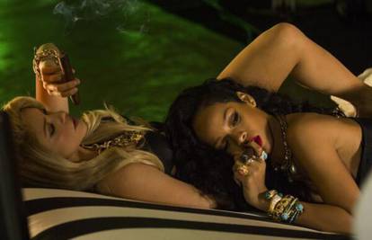 Seksi spot: Shakira i Rihanna u toplesu, miluju jedna drugu