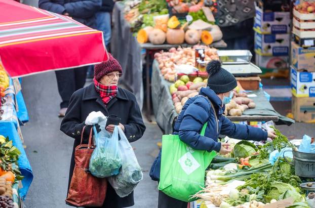 Zagreb: Subotnja gužva na Dolcu prvog dana novih mjera Stožera