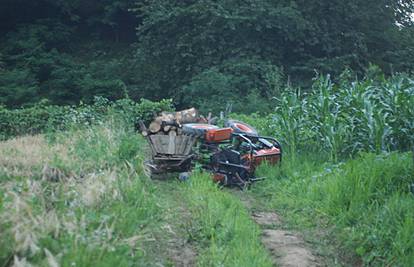 Teško se ozlijedio u prevrtanju traktora, umro u kolima Hitne