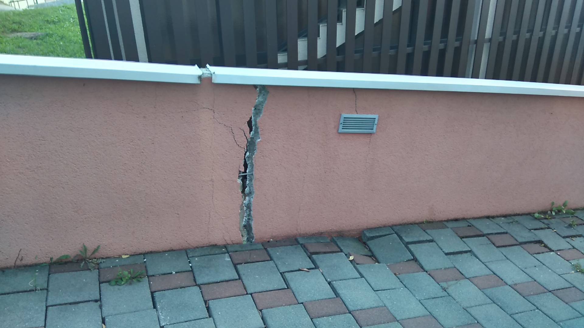 Klizište u Zagrebu: Zidić vile u elitnom kvartu puknuo na pola