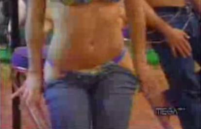 Fitness cura pleše i skida odjeću u TV showu