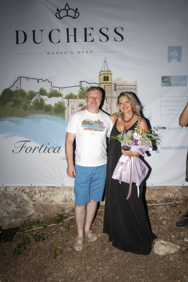 FOTO Karlobag zasjao u znaku mode i glazbe: Duchess revija i koncert Nine Badrić na Fortici