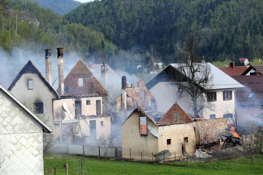 Proširila se iz sjenika: Vatra je progutala tri kuće kraj Čabra