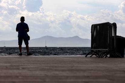 FOTO Kad Boris ugasi svjetlo:  Ovo je Zadar u podne. Čini se kao da je večer. Turisti u šoku