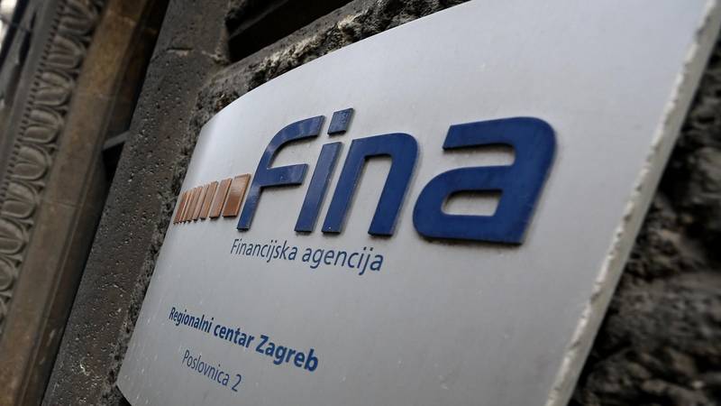 Konec junija blokiranih skoraj 195 tisoč državljanov in 12 tisoč podjetij