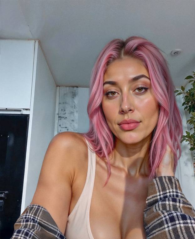 FOTO Ovaj seksi model ima milijun pratitelja, zarađuje više od svih nas - ali nije stvarna