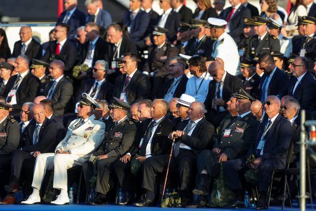 Zagreb: Uzvanici iz lože prate svečani vojni mimohod u povodu 30. obljetnice VRO Oluja