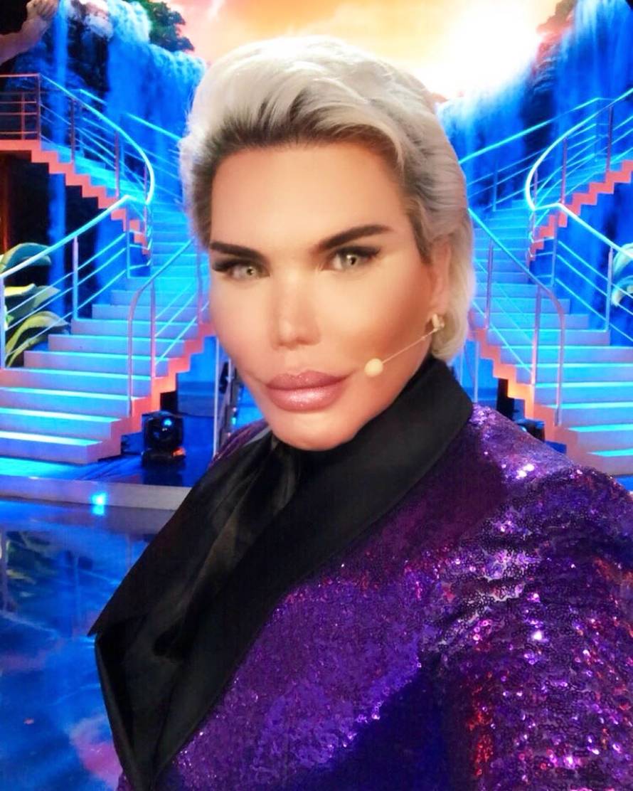 Bivši 'ljudski' Ken ukrao je svu pažnju minijaturnim strukom