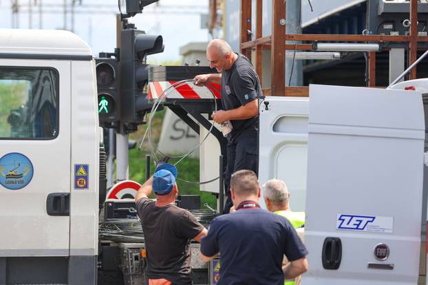 Zagreb: Kamion potrgao tramvajske žice  na uglu Branimirove i Držićeve 