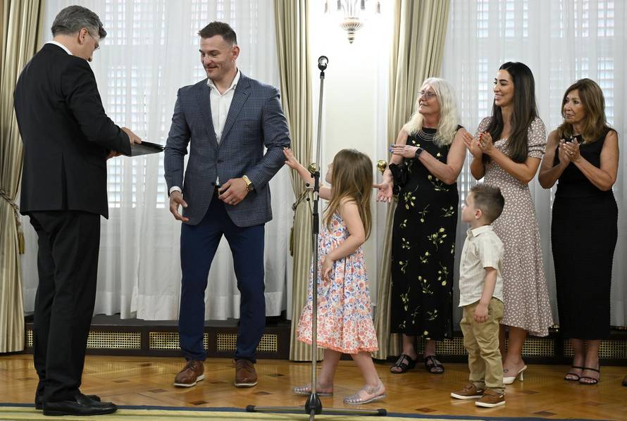 Zagreb: Andrej Plenković uručio Domovnicu Stipi Miočiću i njegovoj obitelji