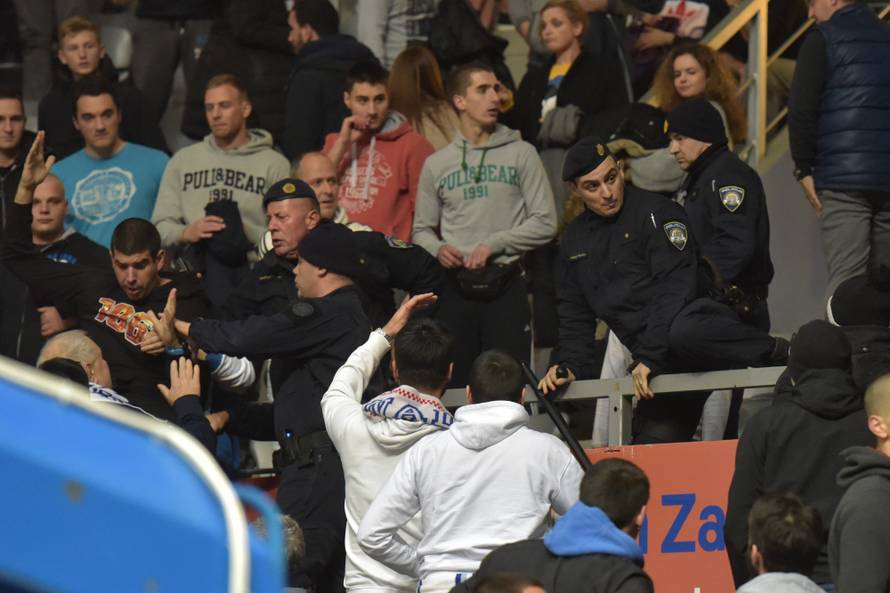 Zadar: NavijaÄi se sukobili s policijom tijekom koÅ¡arkaÅ¡ke utakmice Zadar - Petrol Olimpija