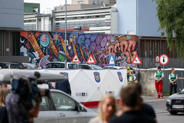 Graz: Dan nakon pokolja u školi brojni građani i učenici polažu cvijeće i pale svijeće za ubijene