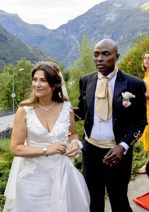 Bridal couple princess Märtha Louise and Mr. Durek Verrett greet the crowd