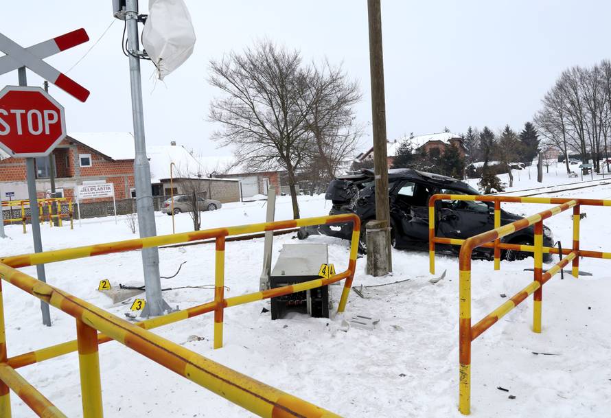Vlak naletio na auto u Maloj Subotici, vozačica u bolnici