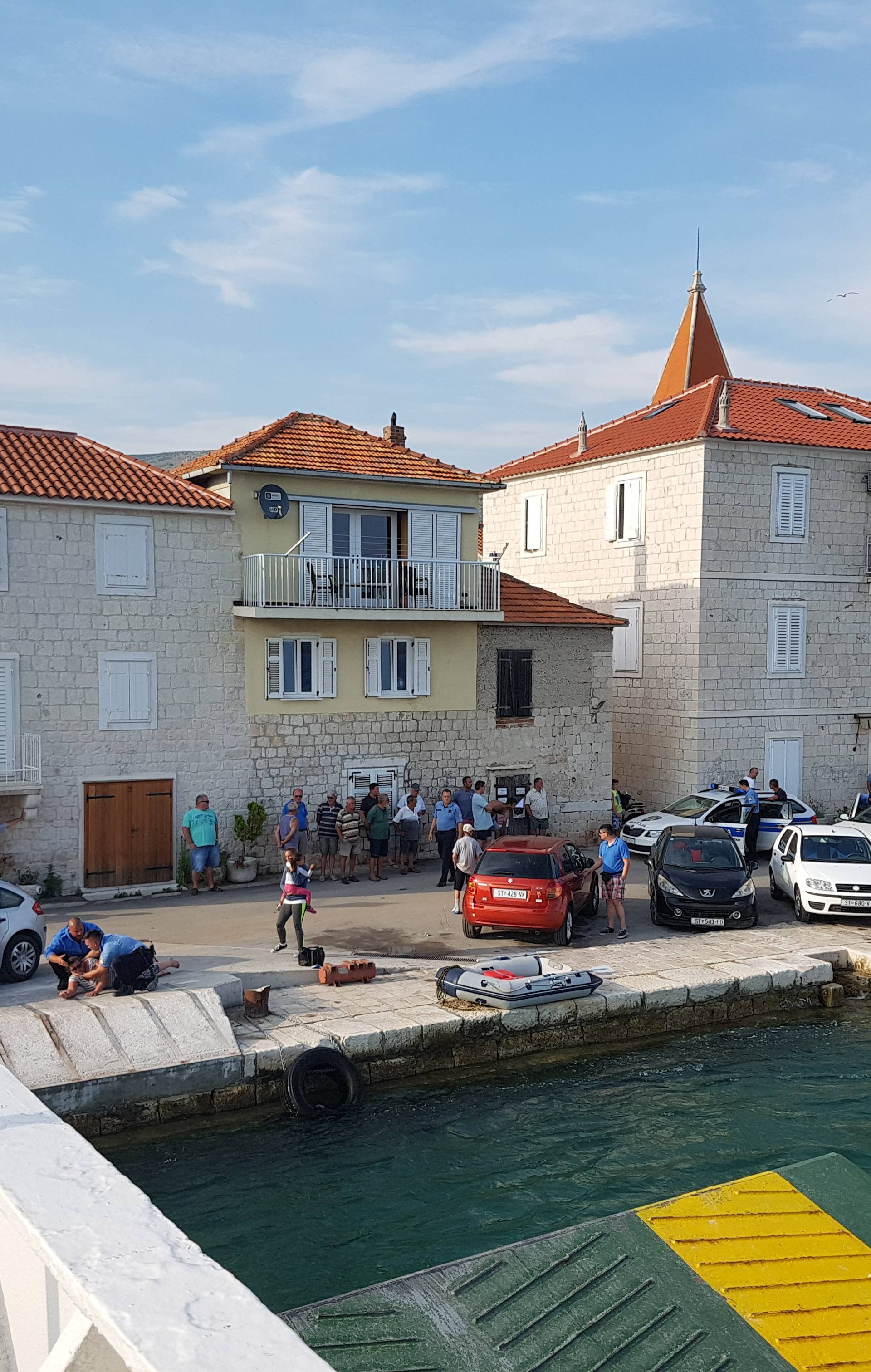 Obračun kod trajekta: Bijesna žena napala trogirske policajce