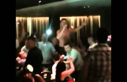 Dan prije incidenta Zdravko je izveo "striptiz" u restoranu