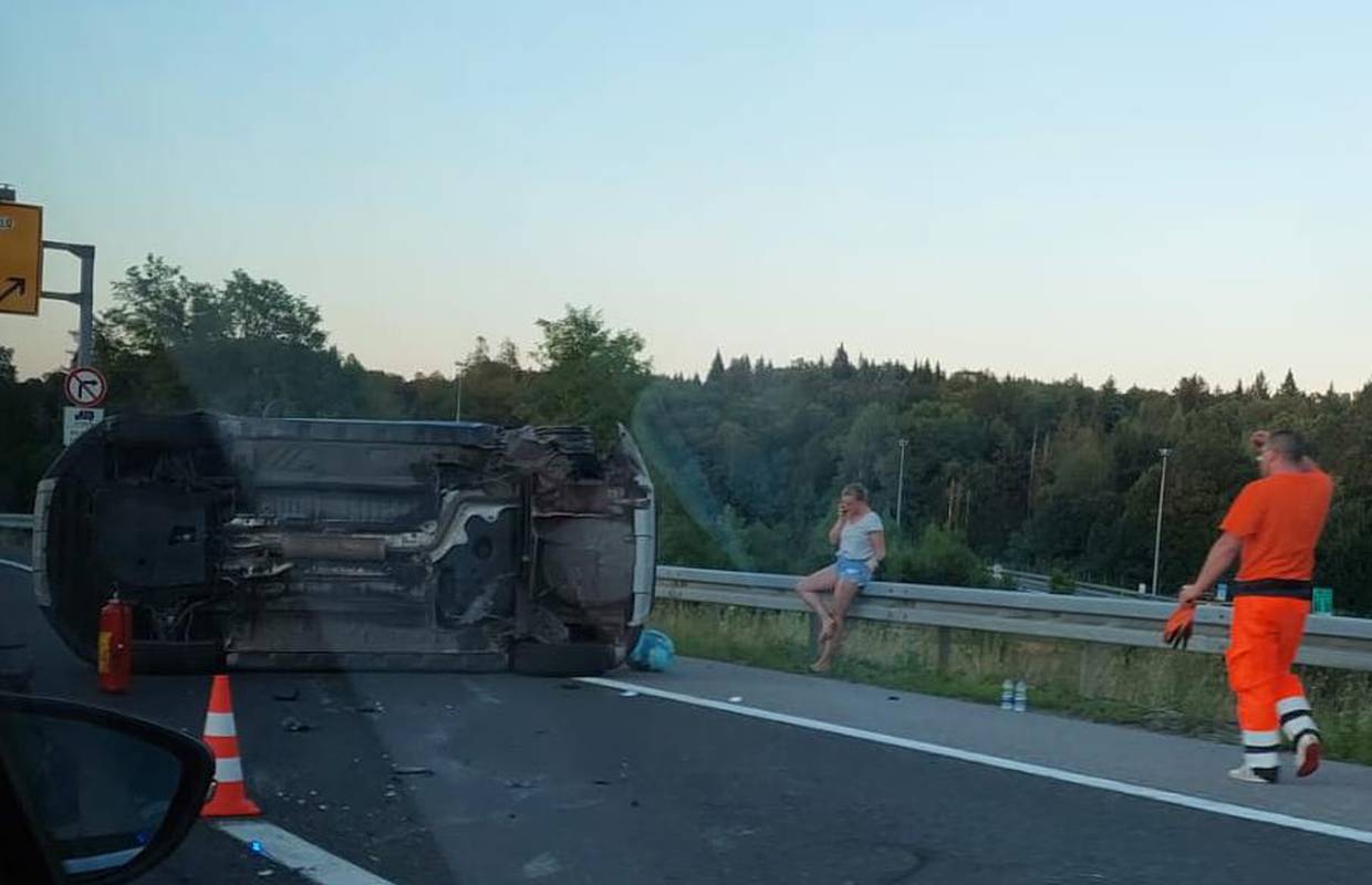 Nesreća na A1 kod Bosiljeva: Od siline udarca auto se prevrnuo na bok, vozi se jednom trakom