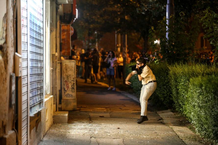 Beograd: Novi prosvjed na beogradskim ulicama, okupljeni su bacali kamenje i pirotehnička sredstva