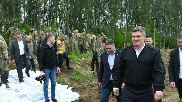 Brest Pokupski: Zoran Milanović obišao vojsku koja pomaže u obrani od poplave