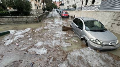 GALERIJA  Tuča, pljusak i pravi potop u Splitu. Paralizirane su ceste, s kišobranima unutar Fine