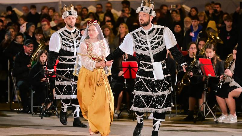 FOTO Korčulanski plesovi s mačevima zavladali centrom Zagreba i oduševili prolaznike