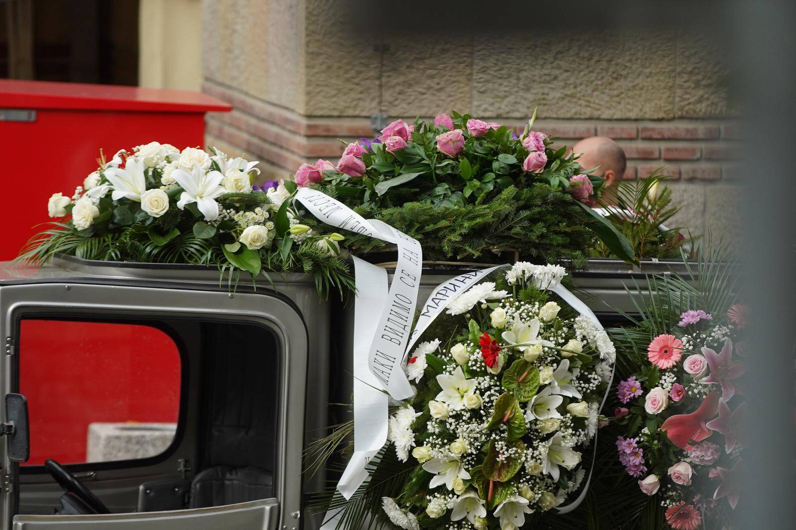 Funeral of songwriter and hitmaker Marina Tucakovic at the New Cemetery.

Sahrana tekstopisaca i hitmejkerke Marine Tucakovic na Novom groblju.