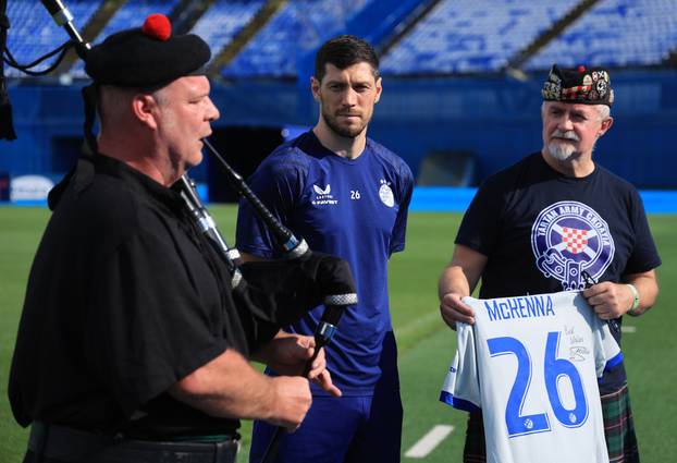 Zagreb: Udruga Tartan Army Croatia uručila je Scottu McKenni plaketu za doživotno članstvo u udruzi