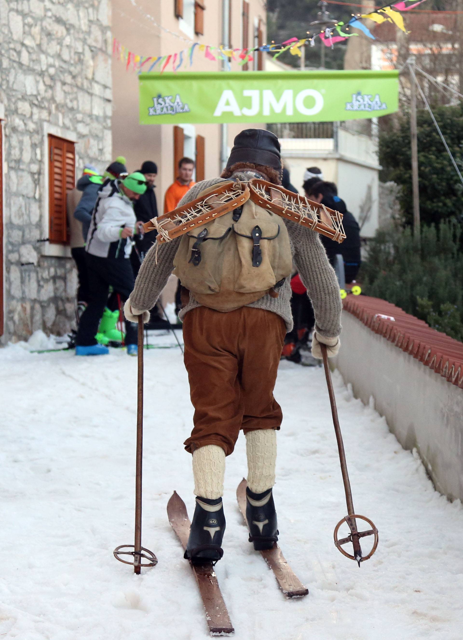 Skijaška utrka uz more:  Na Iž dovezli 60 tona snijega iz Like