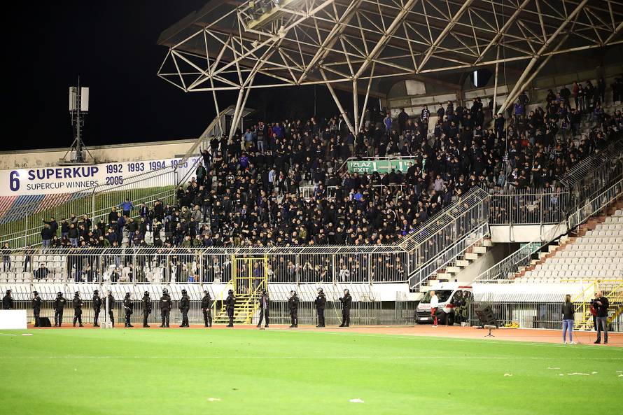 Kaos na Poljudu: Torcida upala na teren, igra?i pobjegli u tunel! Specijalci tjerali huligane
