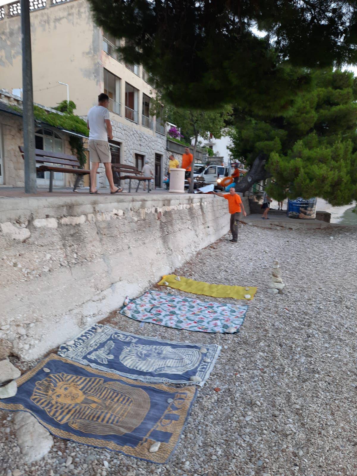 FOTO Stop rezervaciji na plaži: Općina Gradac u jutarnjoj akciji pokupila sve ručnike i rekvizite