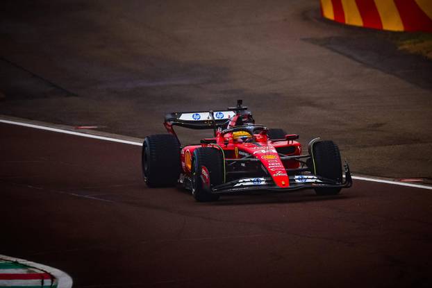 Prvi krug novog voza?a Ferrarija Lewisa Hamiltona tijekom dana testne vožnje u Fioranu