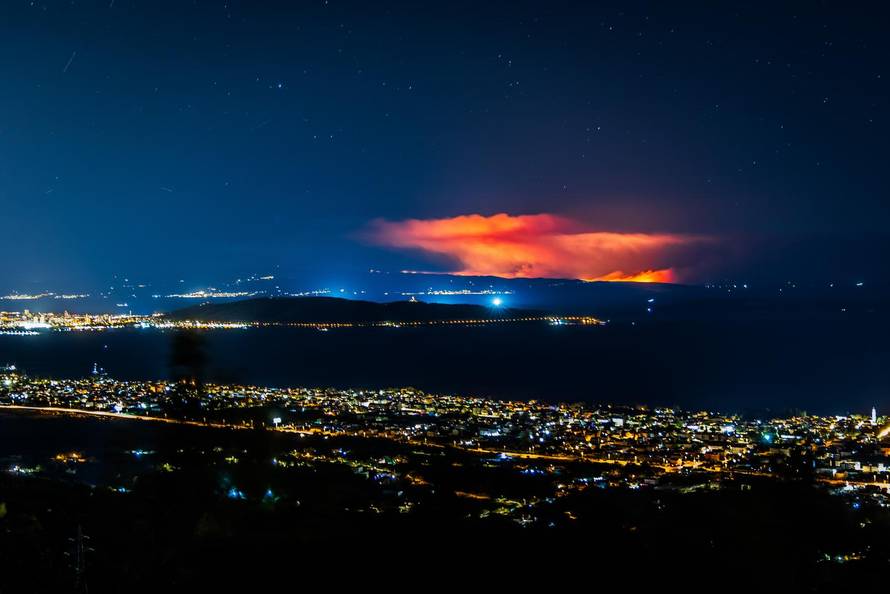 Pogled s Kozjaka na požar na Braču
