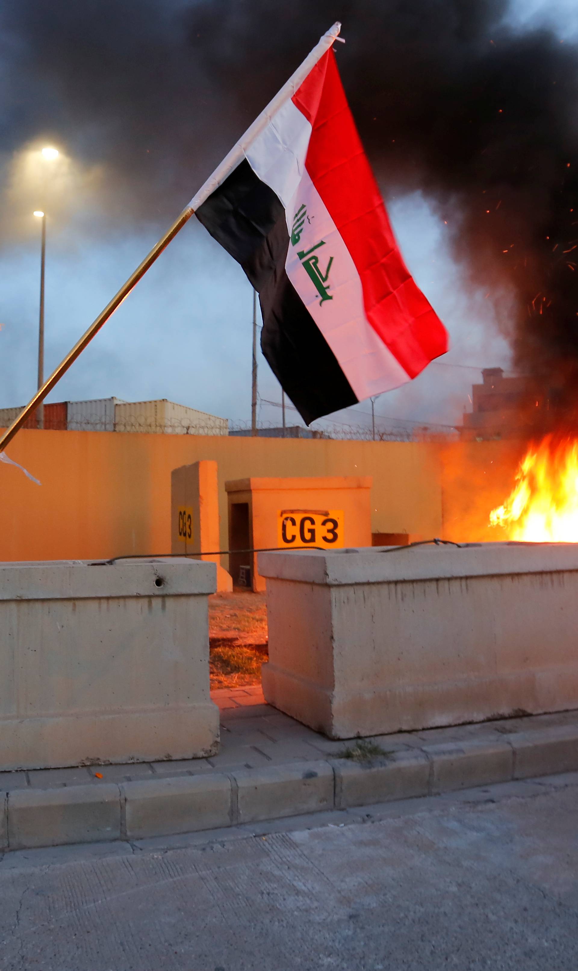 'Amerika, veliki sotona!': Palili veleposlanstvo SAD-a u Iraku