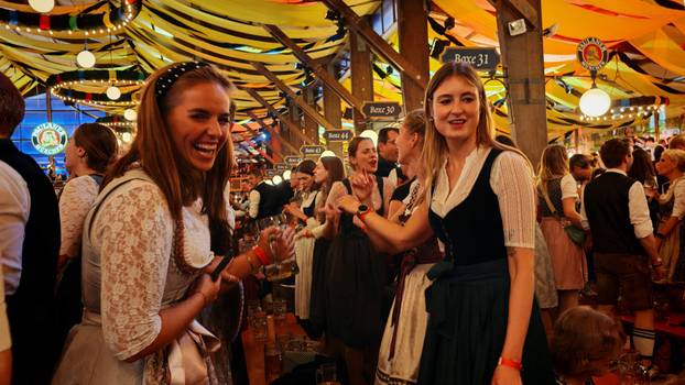 FOTO 24sata na Oktoberfestu:  Evo koliko košta krigla pive!