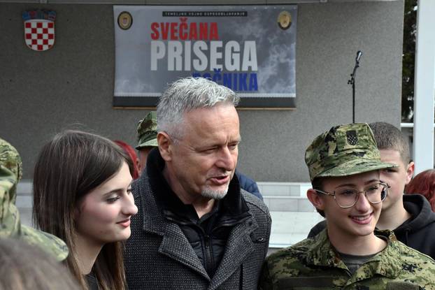 Na svečanoj prisegi ročnika u Požegi pozornost je privukla Diva Perković, kći pjevača Marka Perkovića Thompsona