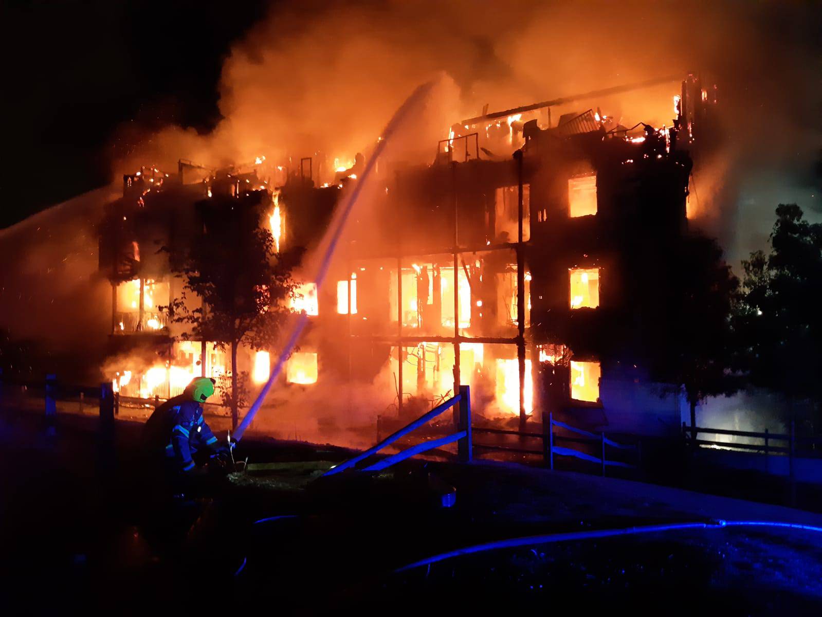 Čak 125 vatrogasaca borilo se s požarom koji je gutao zgradu