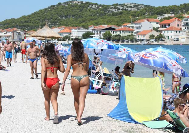 Murter: Plaža u Jezerima puna je gostiju