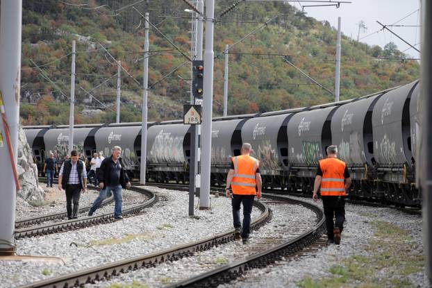 Teretnom vlaku kod Rijeke otkazale kočnice, iskočio s tračnica